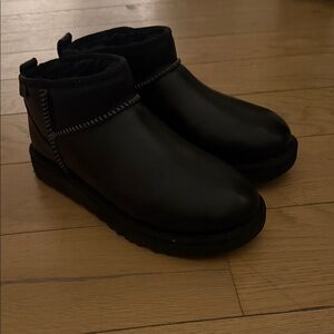 Leather UGG Black